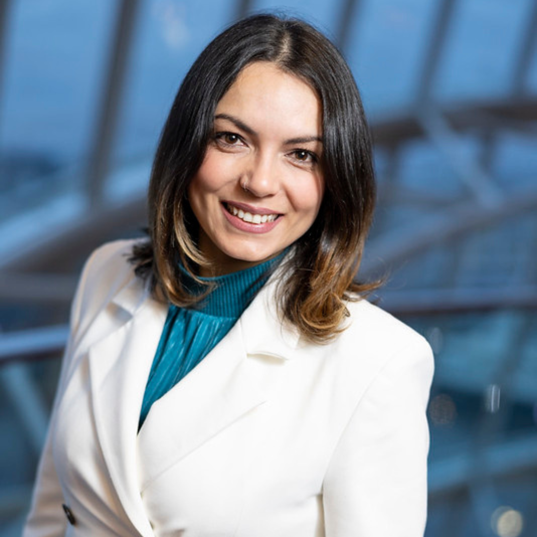 Headshot of Ana Dos Santos